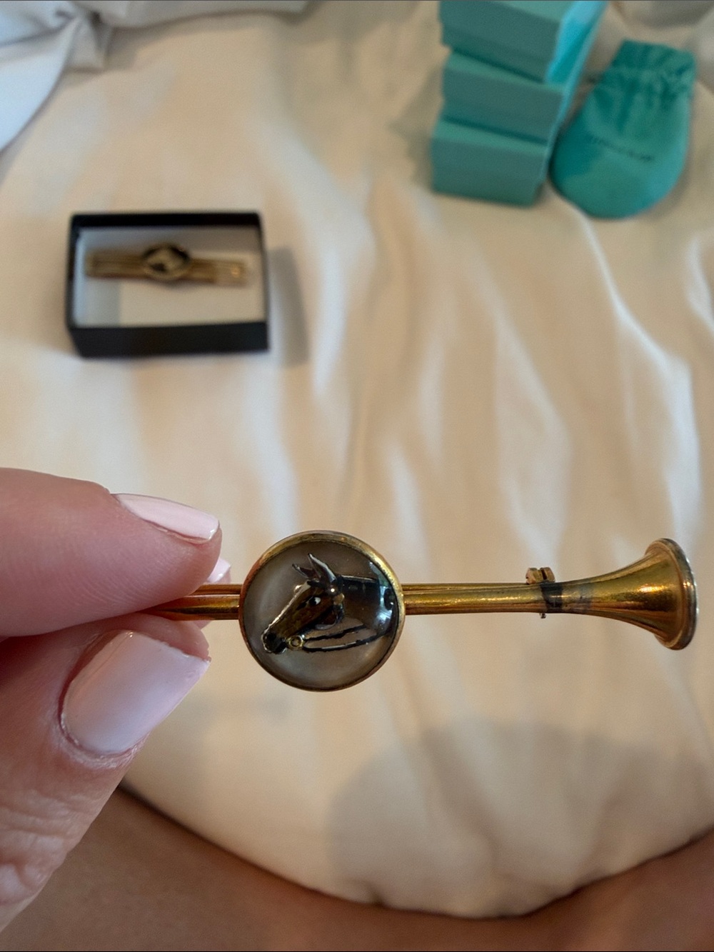 Vintage Classic Gold Tone Horse Motif Horn Brooch - Unbranded